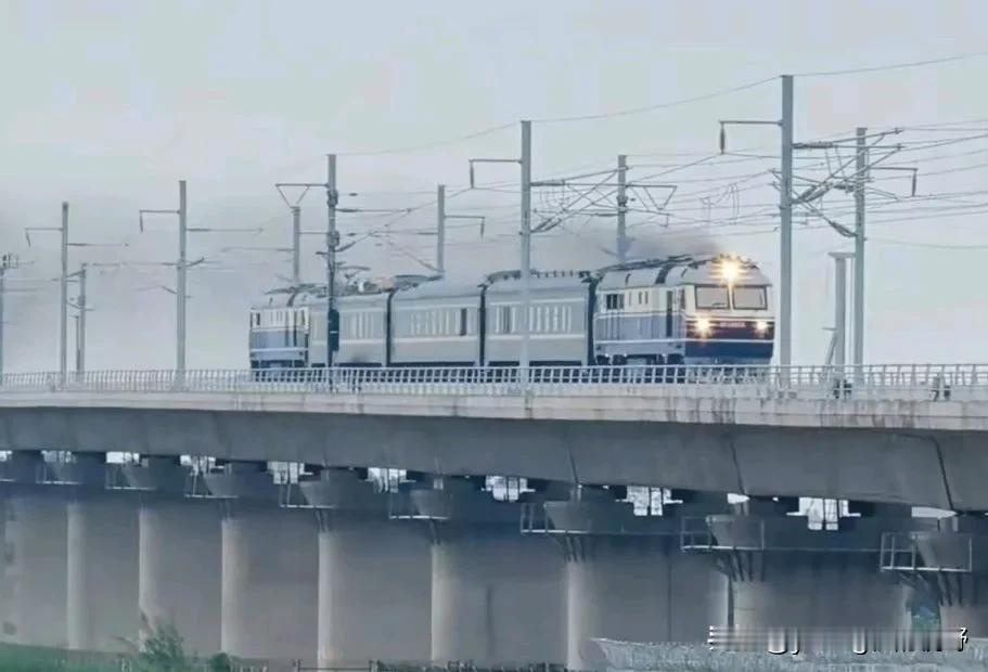 广湛高铁迎来的第一波火车。广湛高铁几乎已经完工了，前不久开展了车辆的热滑实验，于