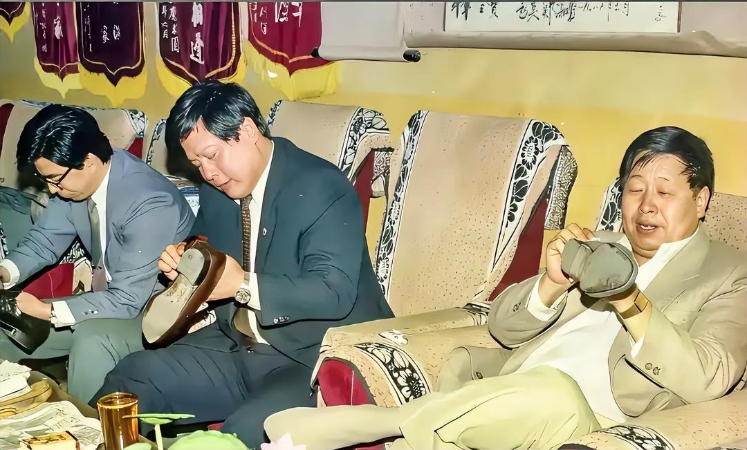 80年代珍贵后台旧照！马季带队开启全国相声巡演，半年横跨6省21城，演出高达12