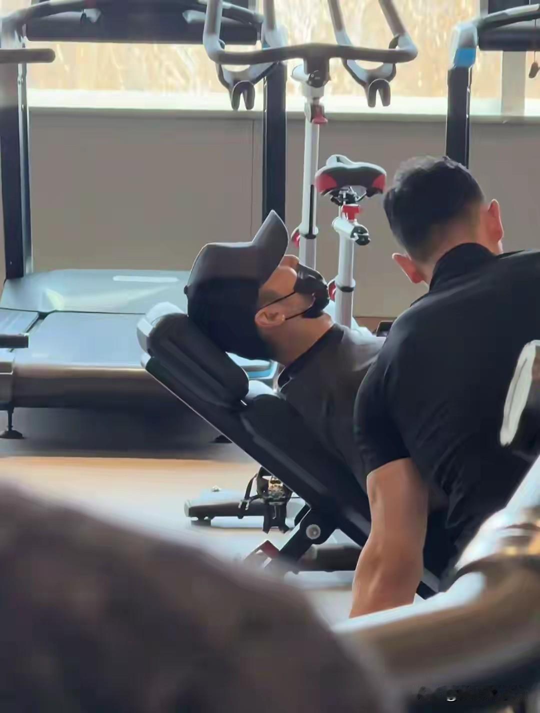 谢霆锋说，我很讨厌做健身之类的，我是不做的。但是为了保持自己的体型，还是去健身房