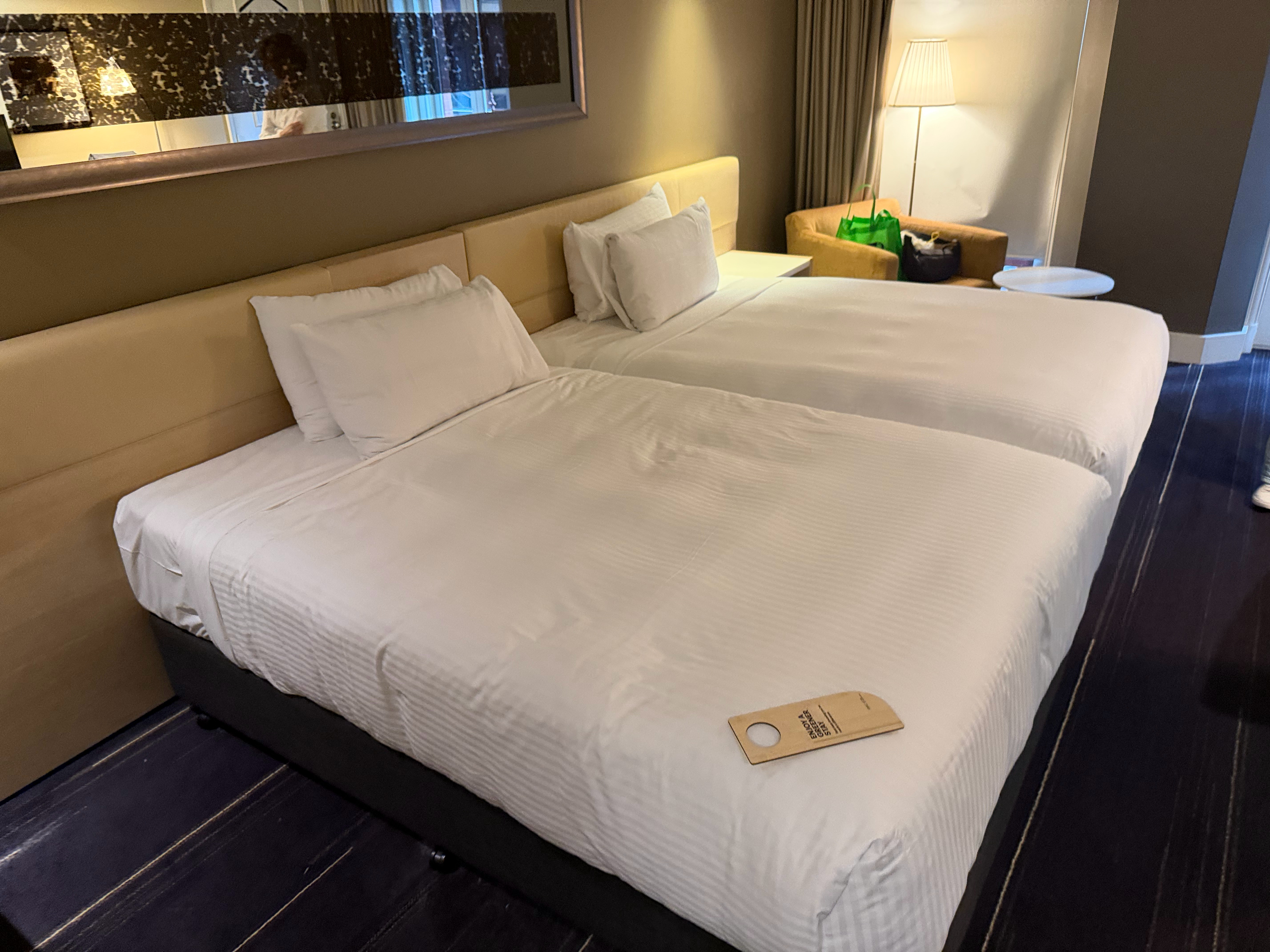 墨尔本住的酒店，在市中心，洲际，两间房连通的可以睡5个人，停车费一天我尼玛400