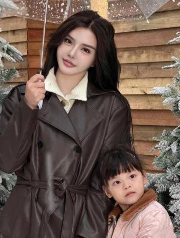 小猪先生兜儿送女儿上学结婚博主韩安冉的前夫小猪先生和现任老婆兜儿送女儿吨吨去上