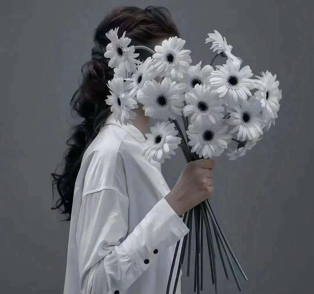 心理强大的十个表现：1.允许一切发生，不较劲。2.永远不问别人原因，沉默就是答案