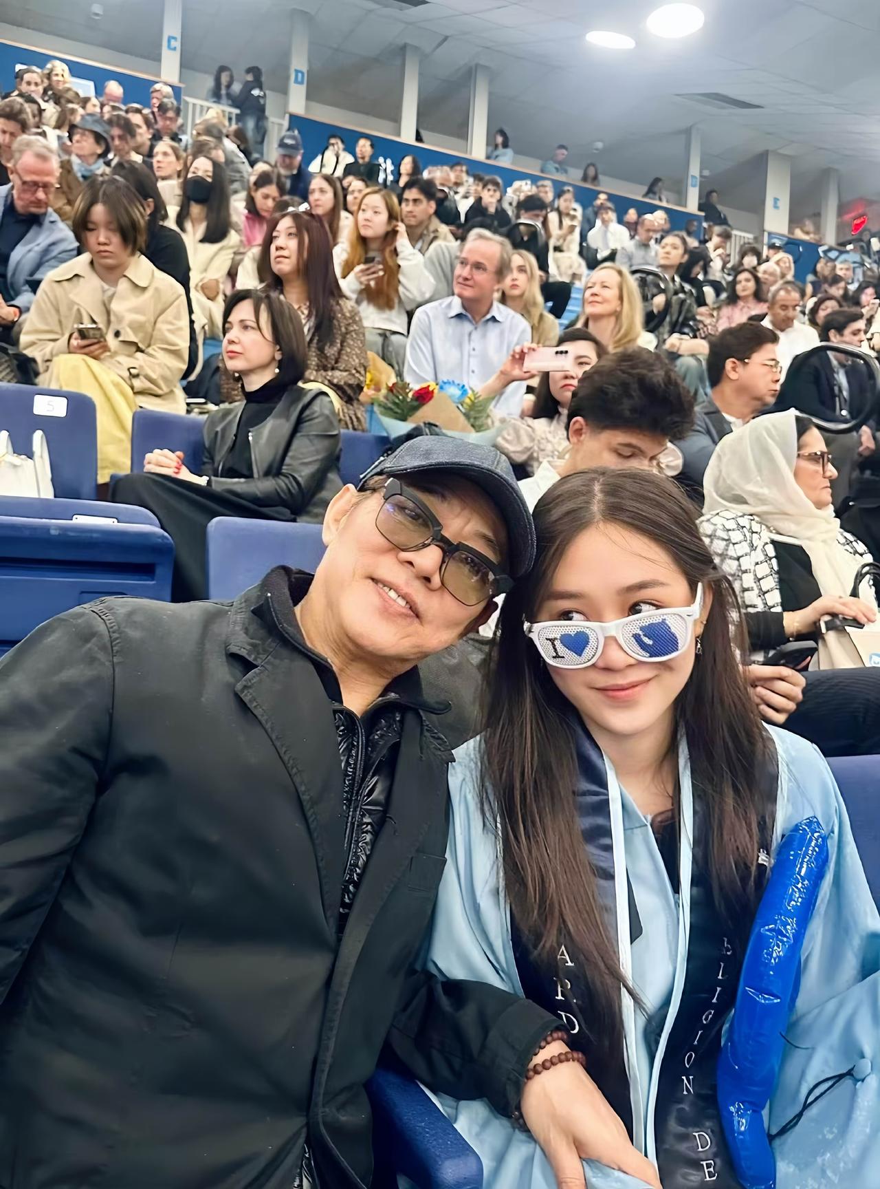 5月25日上午，李连杰晒图恭喜小女儿Jada大学毕业。李连杰配文道：“咱家的