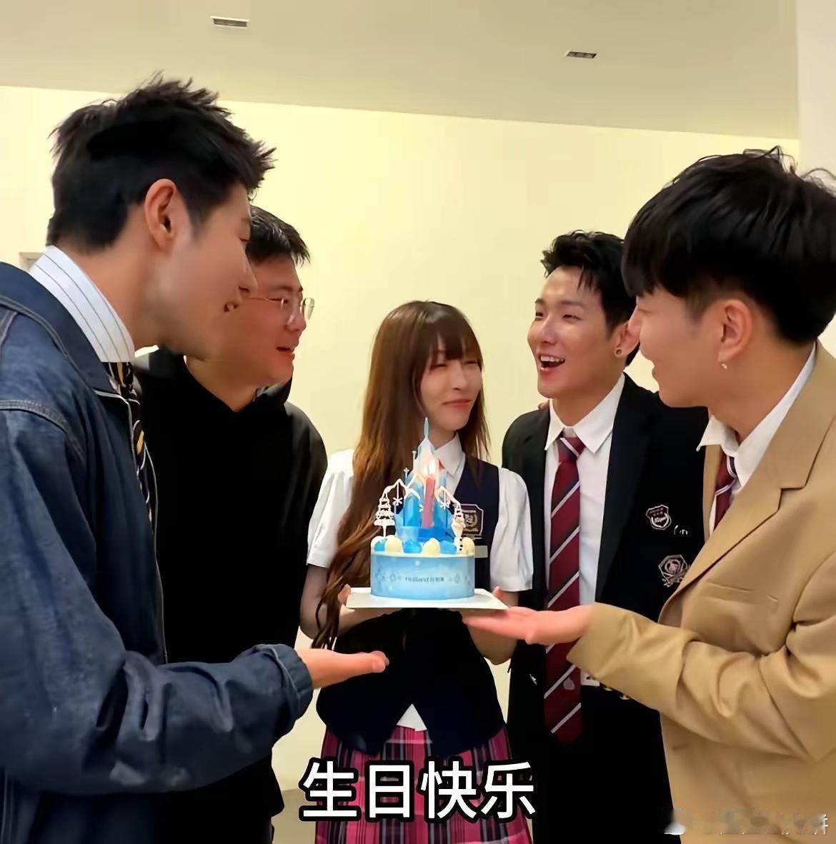 痞幼这场生日会，信息量有点大好利来二公子罗成，直接送了个三万块的黑天鹅蛋糕，还配