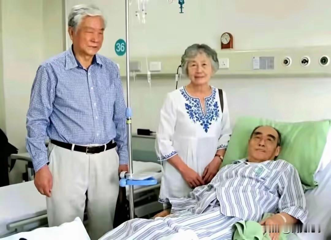 2012年，北京佑安医院，张玉凤夫妇探望住院庄则栋，岁月沉淀旧相逢。镜头下，庄则