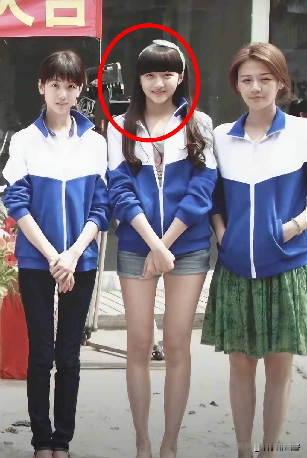 看到这张照片我才知道骨架大可太吃亏了照片里明明关晓彤最美但骨架小的陈都灵在