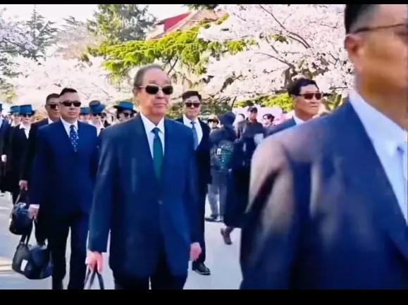 现在的老人们真会玩儿。一会儿扮演空乘，一会儿扮演敢死队儿，排成行列成队，浩浩荡