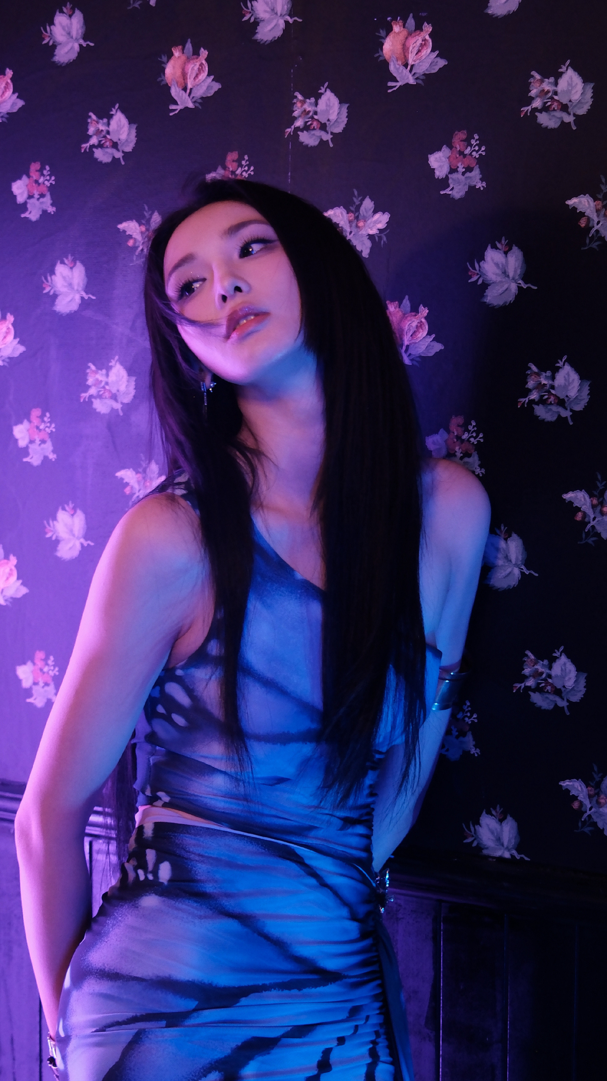 彭小苒身材辣成啥样了：短裙美腿，小蛮腰吸睛。彭小苒