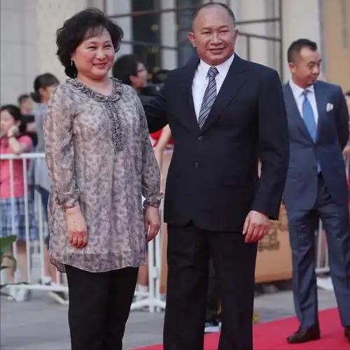 2012年，著名导演吴宇森确诊淋巴癌中期，变卖了北京的房产去美国治病。没想到