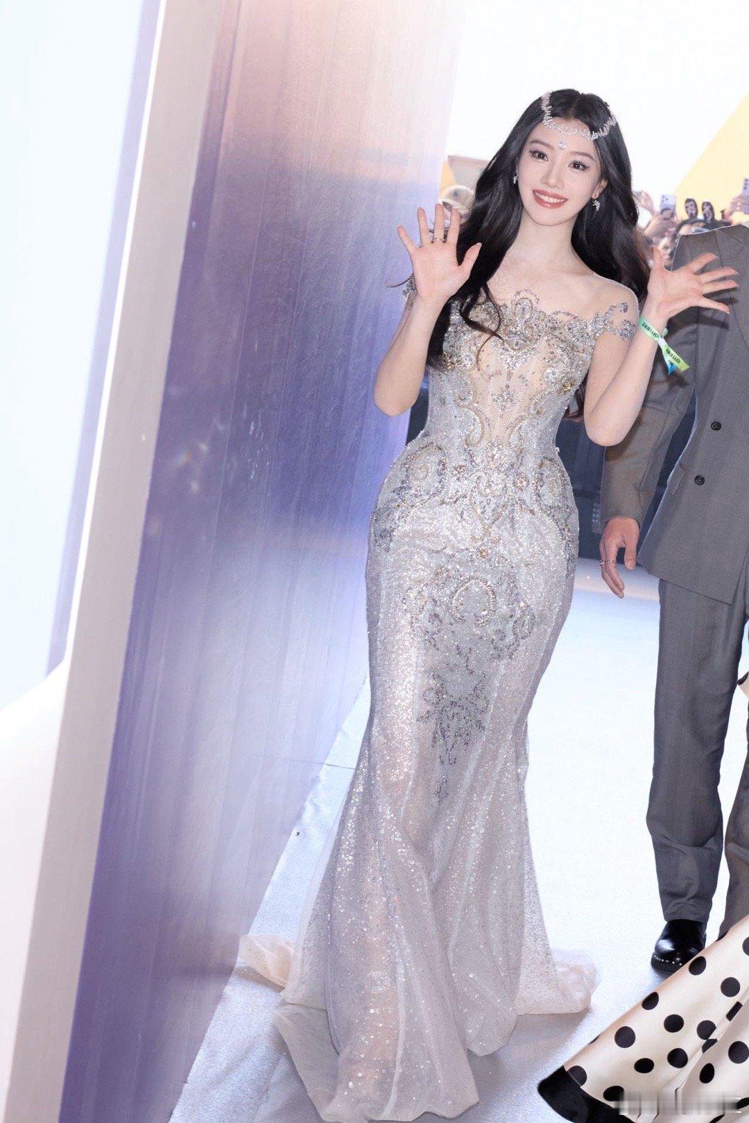 王鹤润这个腰看到这腰的瞬间，时间都静止了！线条精准如数学公式，却散发着自然的光