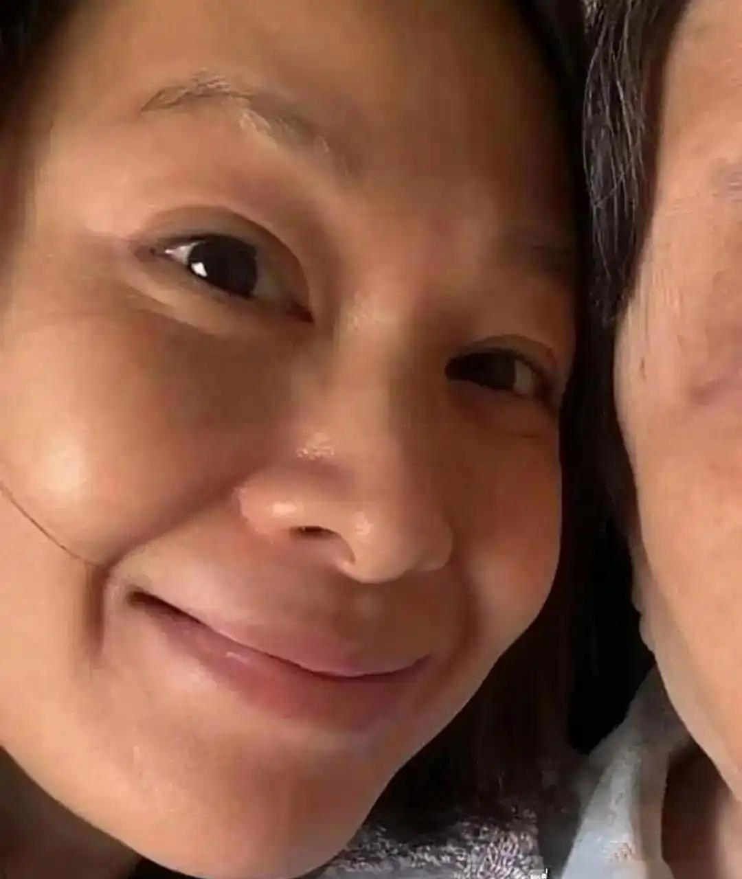 刘若英终于不装了。56岁，镜头怼脸。眼角的细纹，笑起来像涟漪，没藏。微微发