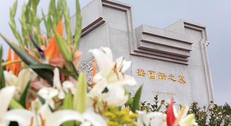 2008年8月20日，华国锋在北京病逝，按照惯例，他的骨灰要葬入八宝山，然而，跟