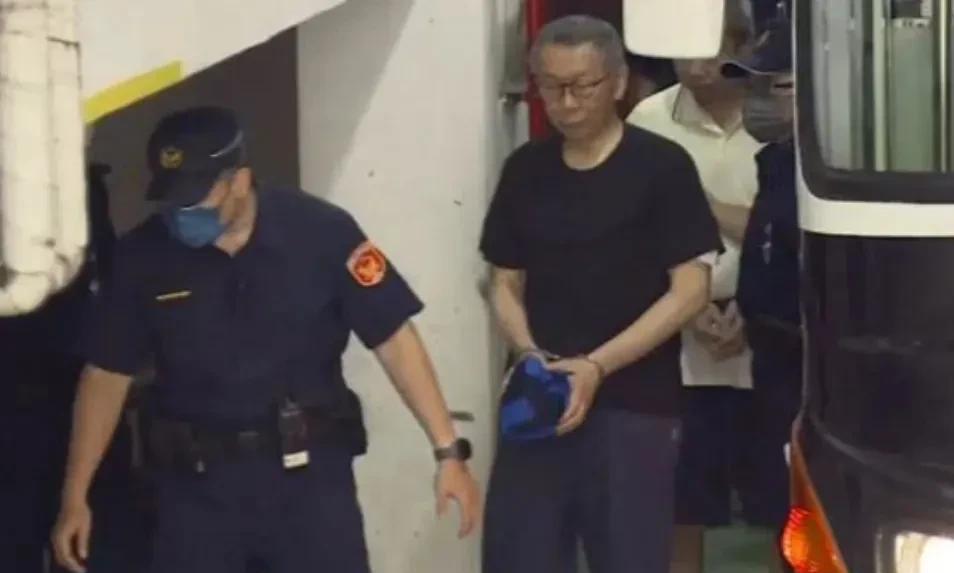 台北地方法院今天一审再次传讯柯文哲出庭受审，柯文哲上午步入法庭以后，不断的望向旁