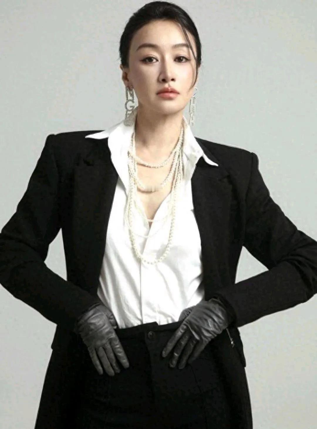 赵子琪这“熟女天花板”绝了！演侯局长女上司时的性感狠绝，现在穿西装戴珍珠照样杀疯