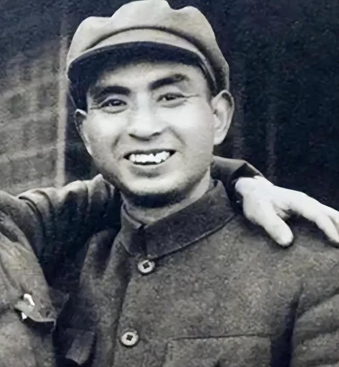 1949年11月，解放军司令员杨勇刚回到房中，马上就被人用枪抵在了后脑勺上，再一