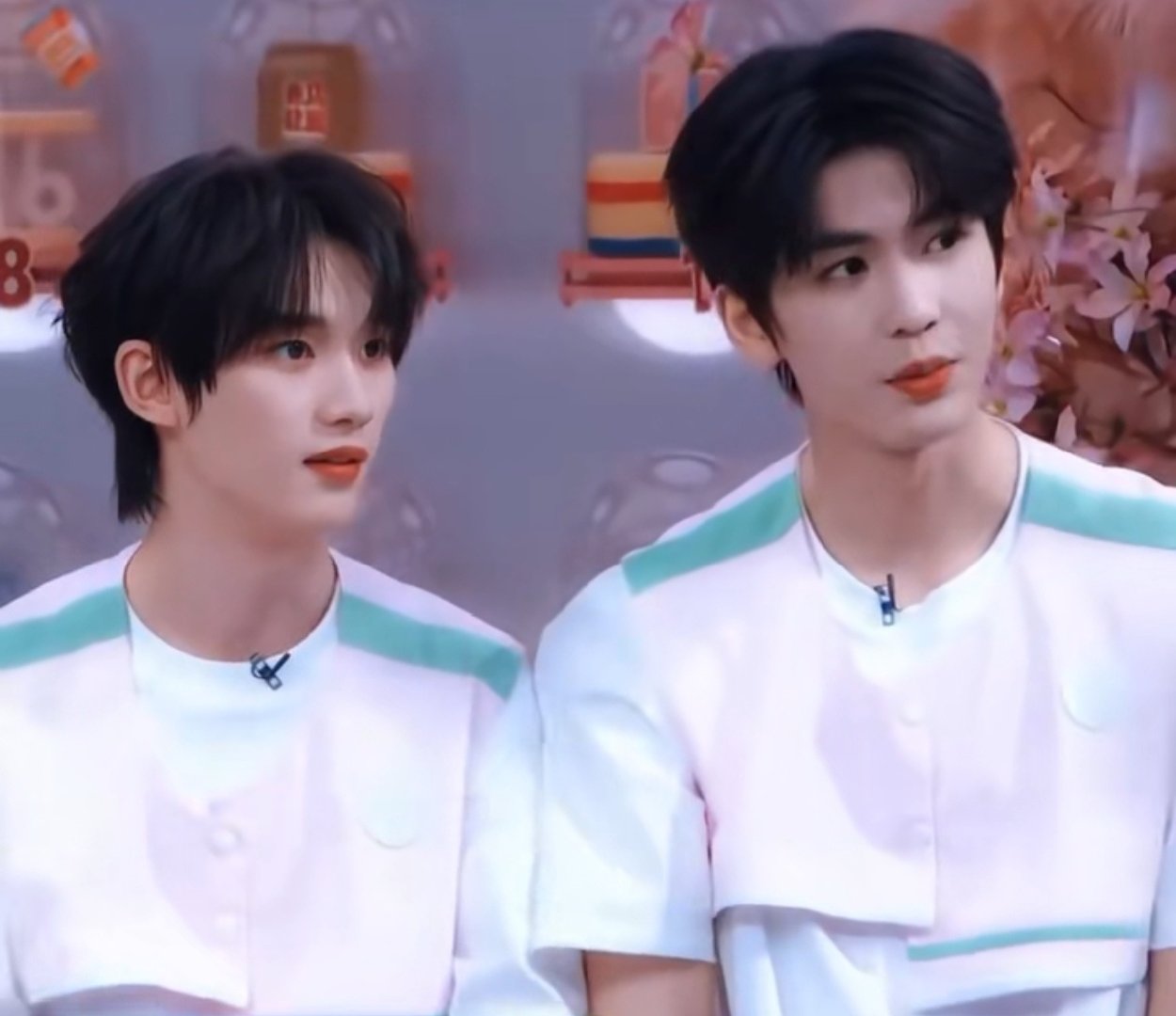 《你好星期六》里张凌赫和丁程鑫美貌超绝！张凌赫往那一站，焦点自动锁定，骨相优越无