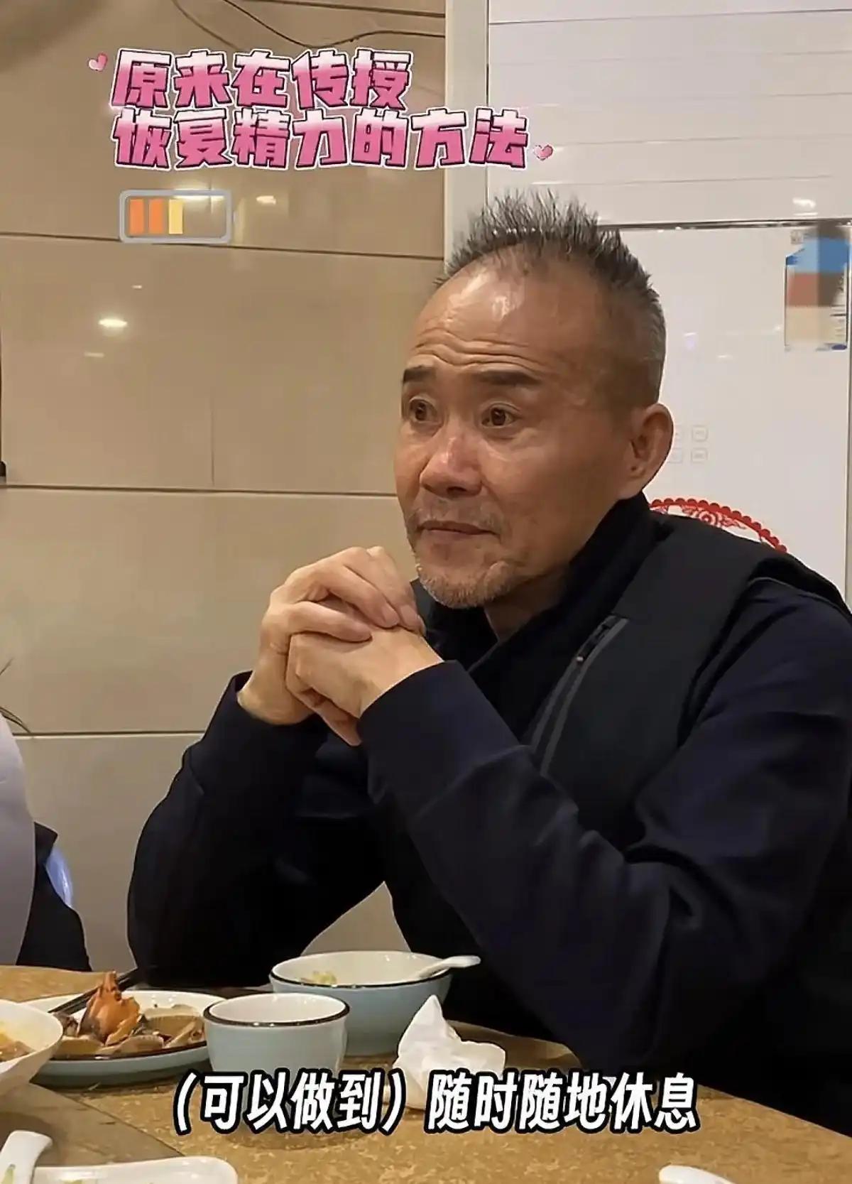 王石国庆节当天，与友人聚餐，还是那样清瘦，也不修边幅，饭桌上的菜品也很一般，但字