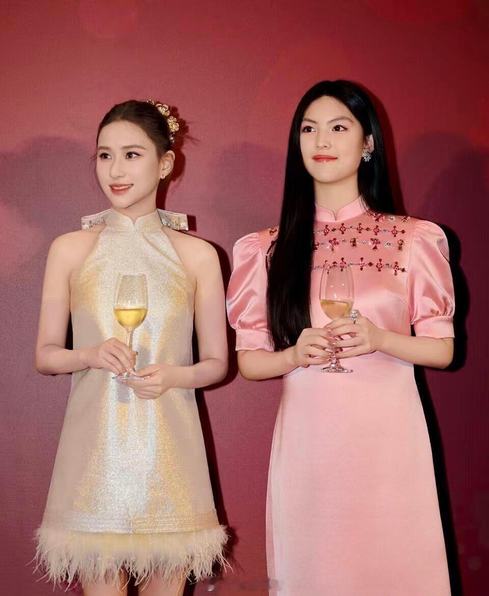 李湘带王诗龄出席晚宴，与何超莲同框落落大方