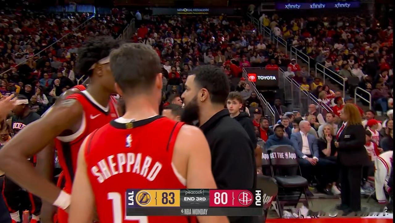 火箭老将范弗里特真是太有领袖风范了！在今天火箭主场迎战湖人的焦点战中，当时双方的