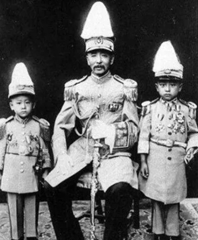 1906年，张作霖经过一个村庄，遇见一位农家女子。只见她挑着两个水桶，走在晨光之