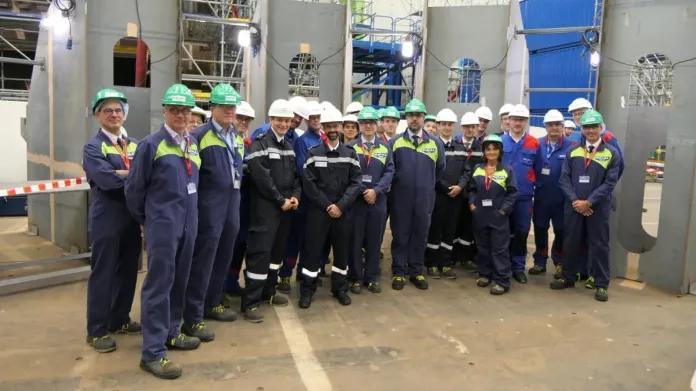 法国海军在瑟堡造船厂,驾驶新一代核动力航母“庞”号,开始进行核反应堆壳体焊接仪式