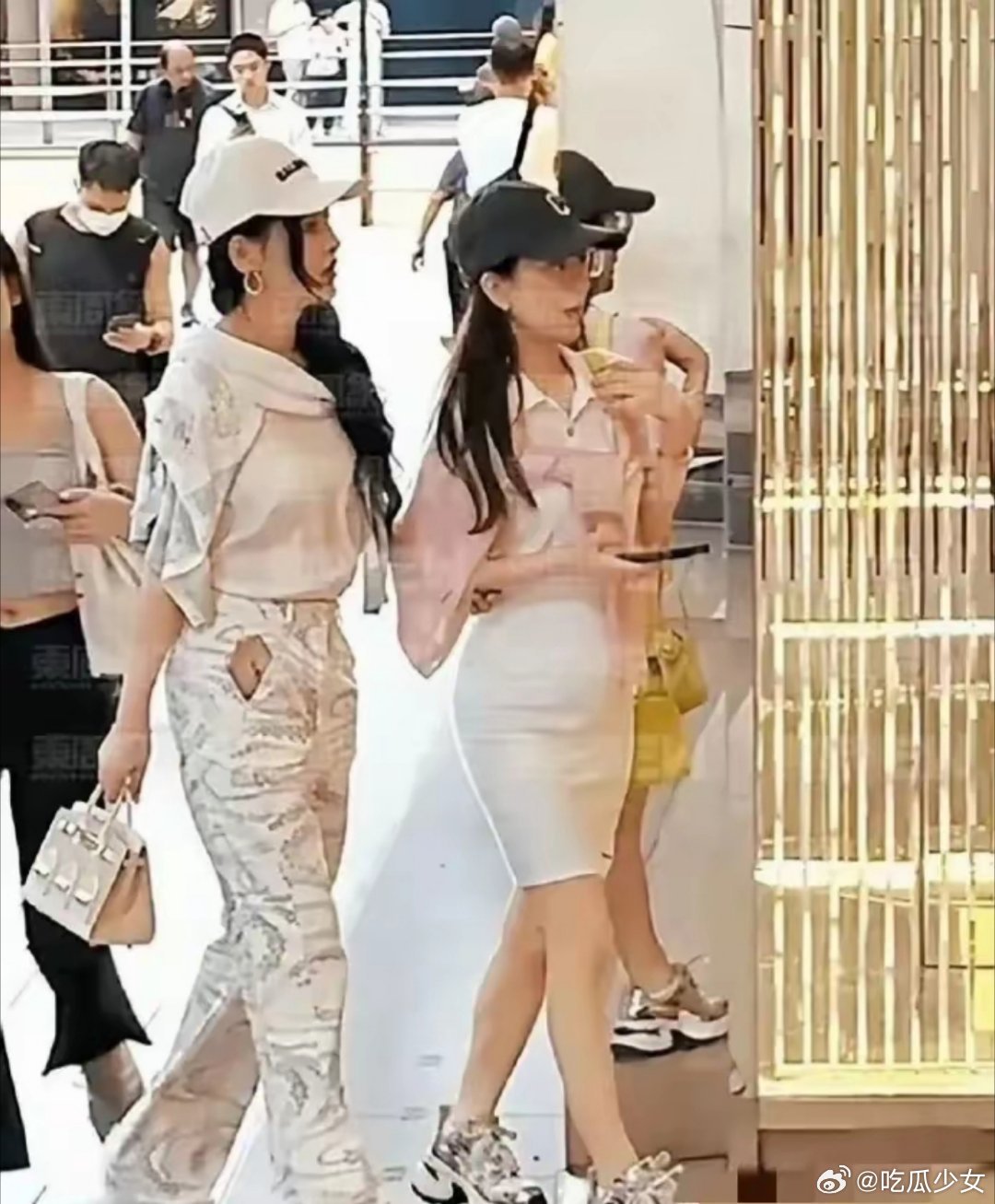 方媛三胎孕肚今天港媒分享方媛逛街被拍，画面中方媛身穿白色修身裙子，打扮特别的时装