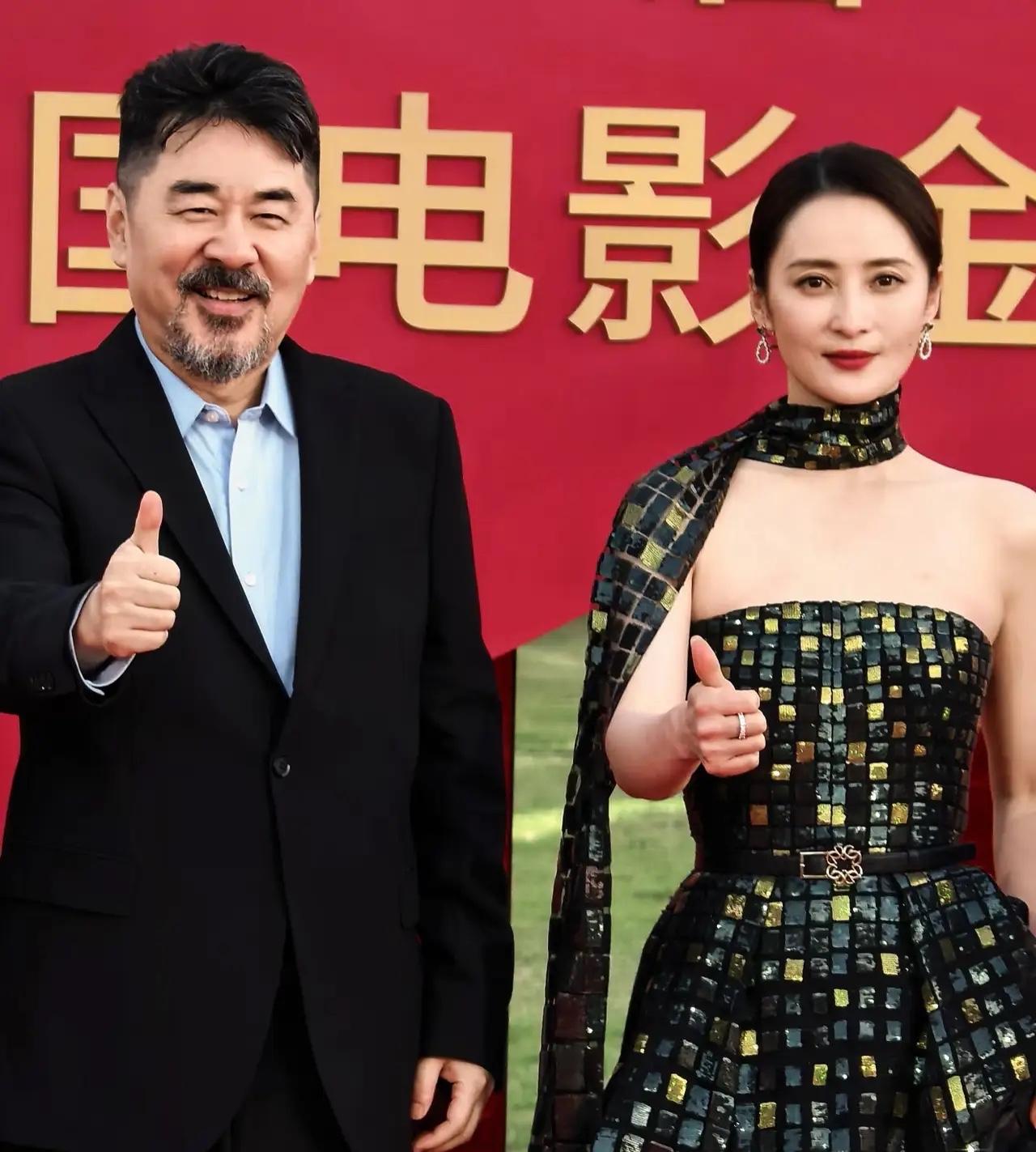 陈建斌今晚怕是要琢磨一整晚：为啥金鸡奖红毯牵老婆的手比拍戏还难？三次伸手三次落空