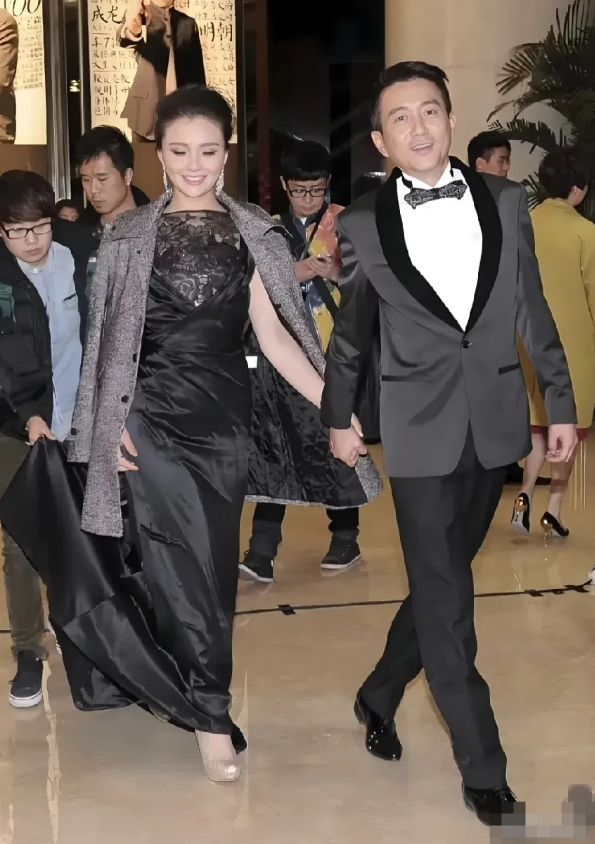 天呐，他俩原来是夫妻呀？照片左边这个打枌精致，气质优雅的不就是因巜甄嬛传》走红的