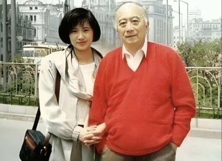 这是拍于90年代的老照片，电影表演艺术家孙道临和他女儿的一张珍贵合影。孙道临在《