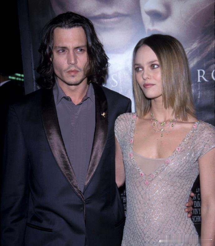 1999年电影《断头谷》洛杉矶首映现场的约翰尼·德普和凡妮莎·帕拉迪丝