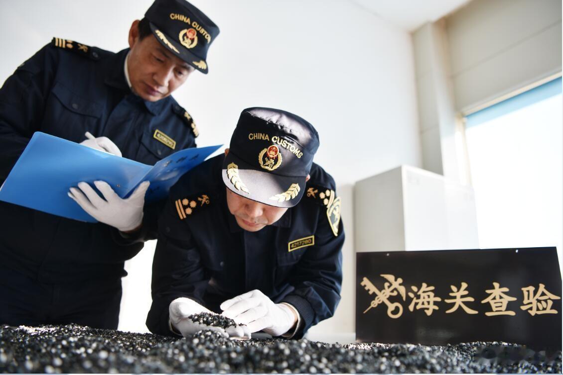 端午顶风作案！旅客把毒品藏进粽子走私入境，后果远比你想的严重临近端午，节日