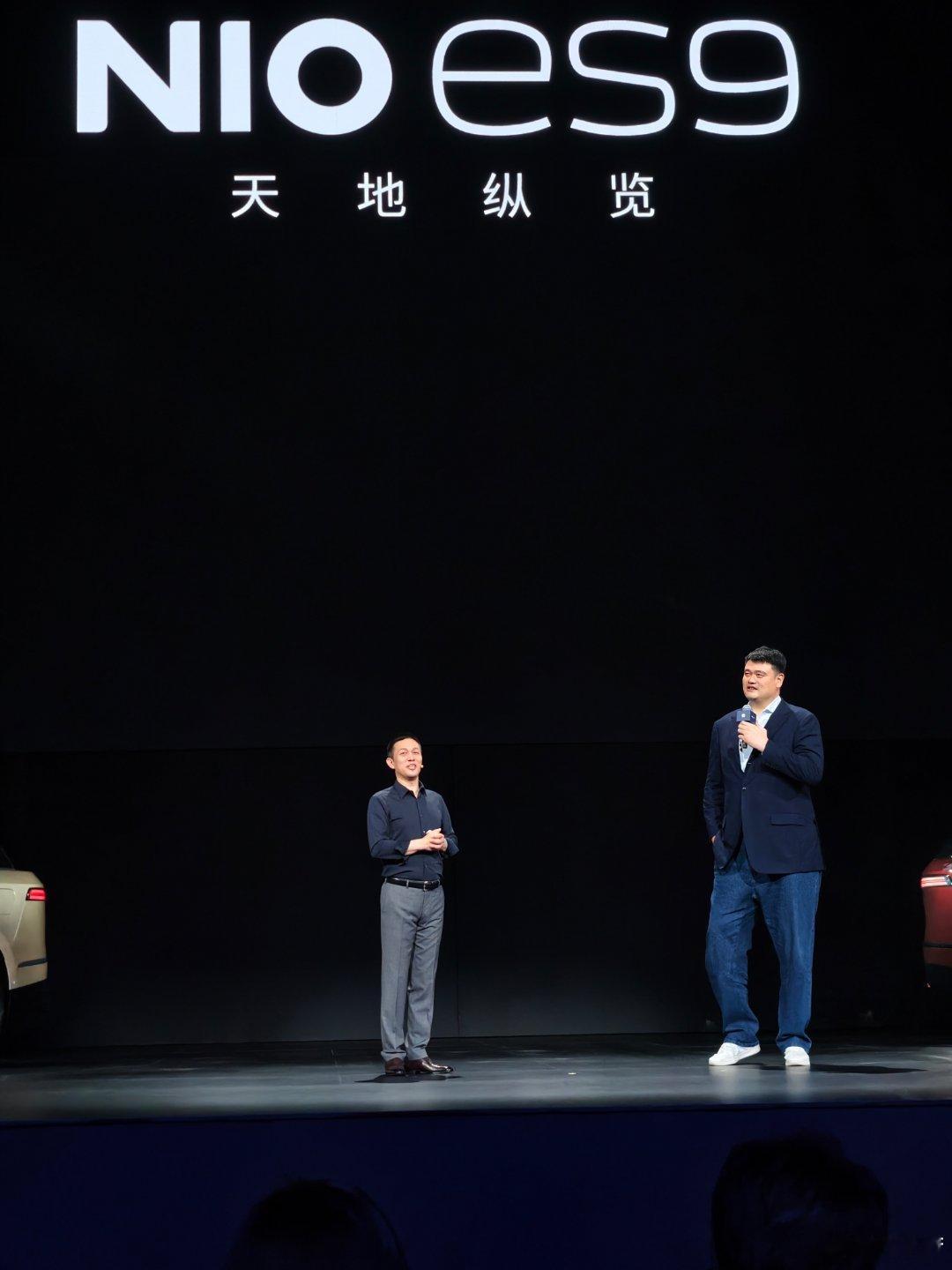 姚明的二郎腿，在蔚来ES9里。姚明身高2米26，腿得有1米2吧。来了发布会现场。
