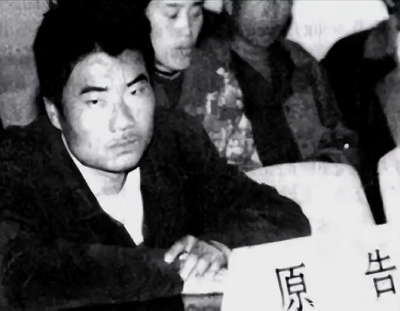 🌞1999年，杨永见义勇为救下落水女孩，并婉拒女孩家人的谢金，没想到2年后