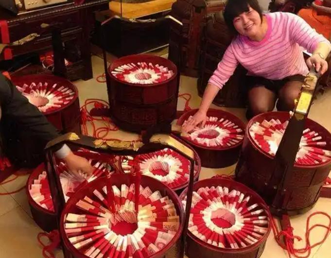 既然男女平等，结婚的费用为什么要男方出呢？一位大妈甩出这句话，直接把评论区点着了