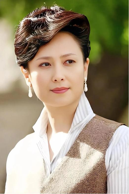 这是90年代最有气质的女演员，傅艺伟没有她这么有气质，她看起来端庄娴雅，五官立体