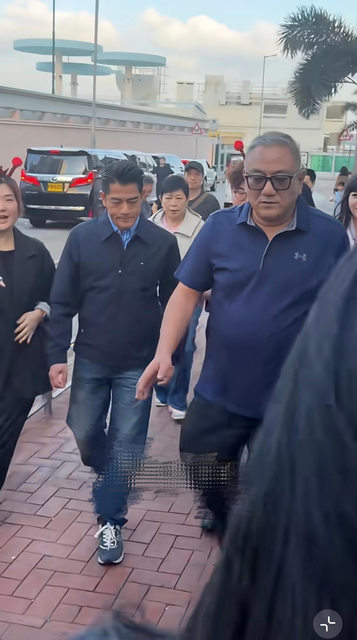 10月16日，郭富城在香港参加萧芳芳的儿童慈善活动，穿了行政夹克，走路眼睛快睁不