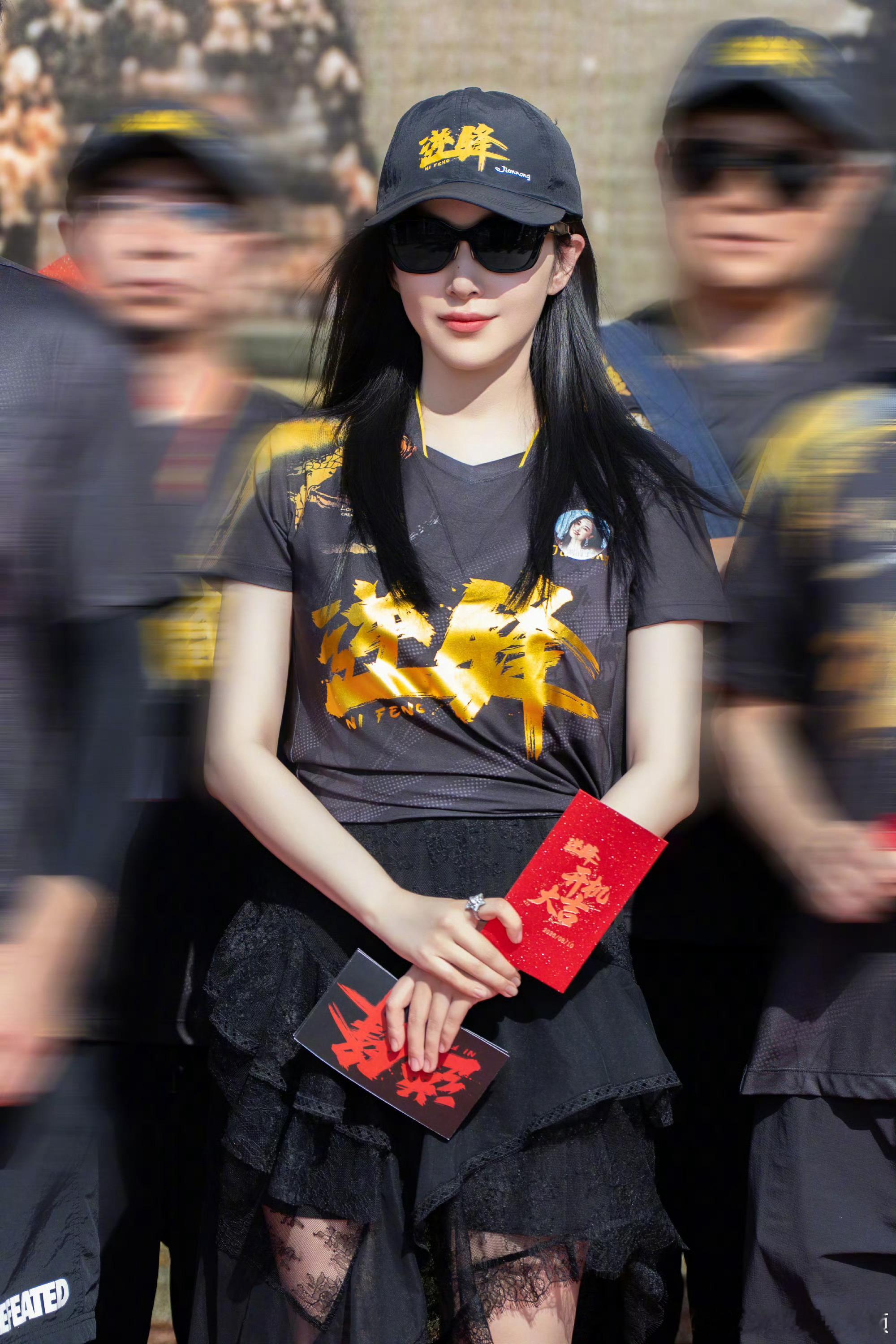 阚清子开机照戴了求婚钻戒阚清子新剧开机照直接戴着求婚钻戒亮相，这波事业爱情双丰收