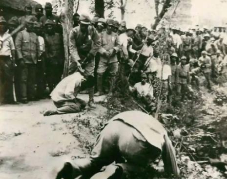 1943年冀中平原，日本兵紫竹坚一郎鬼鬼祟祟翻进了农舍院墙，屋里那个年轻媳妇吓得