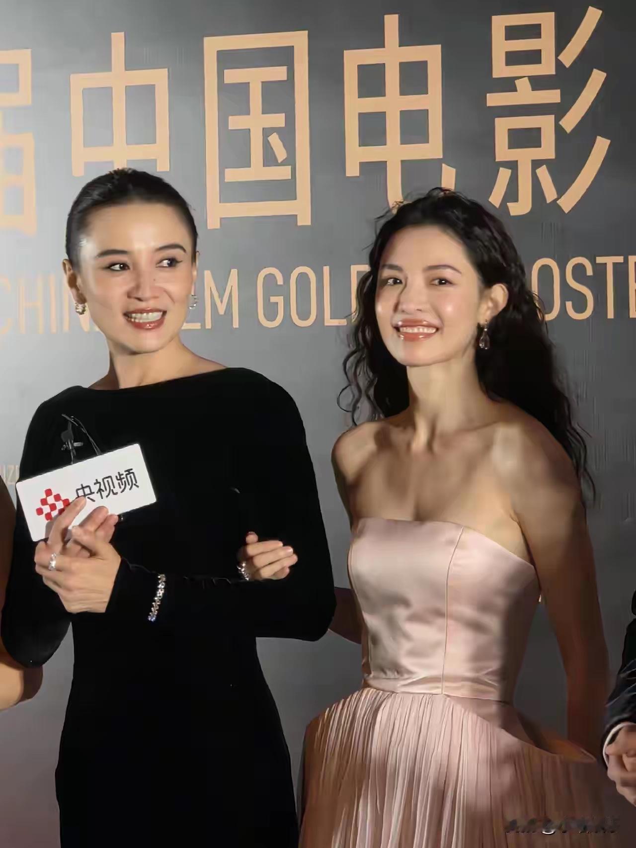 钟楚曦是一个特别有野心的女人，为了红她用了很多方法，包括此次在金鸡奖上，甚至站在