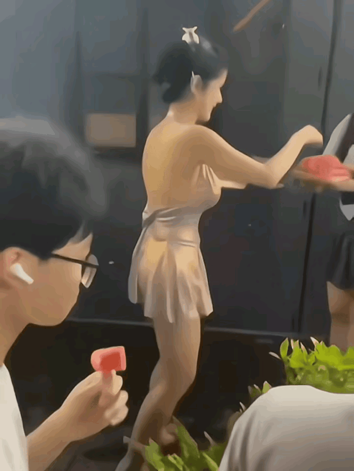 “狗头萝莉”给粉丝切西瓜，为啥大家都骂她？是不是“吃不到葡萄说葡萄酸”的心态？
