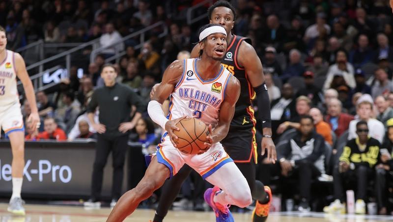 勇士输了，库里又拿了37分。你看着他出手第九个三分时，眼神已经像在荒野里找水源