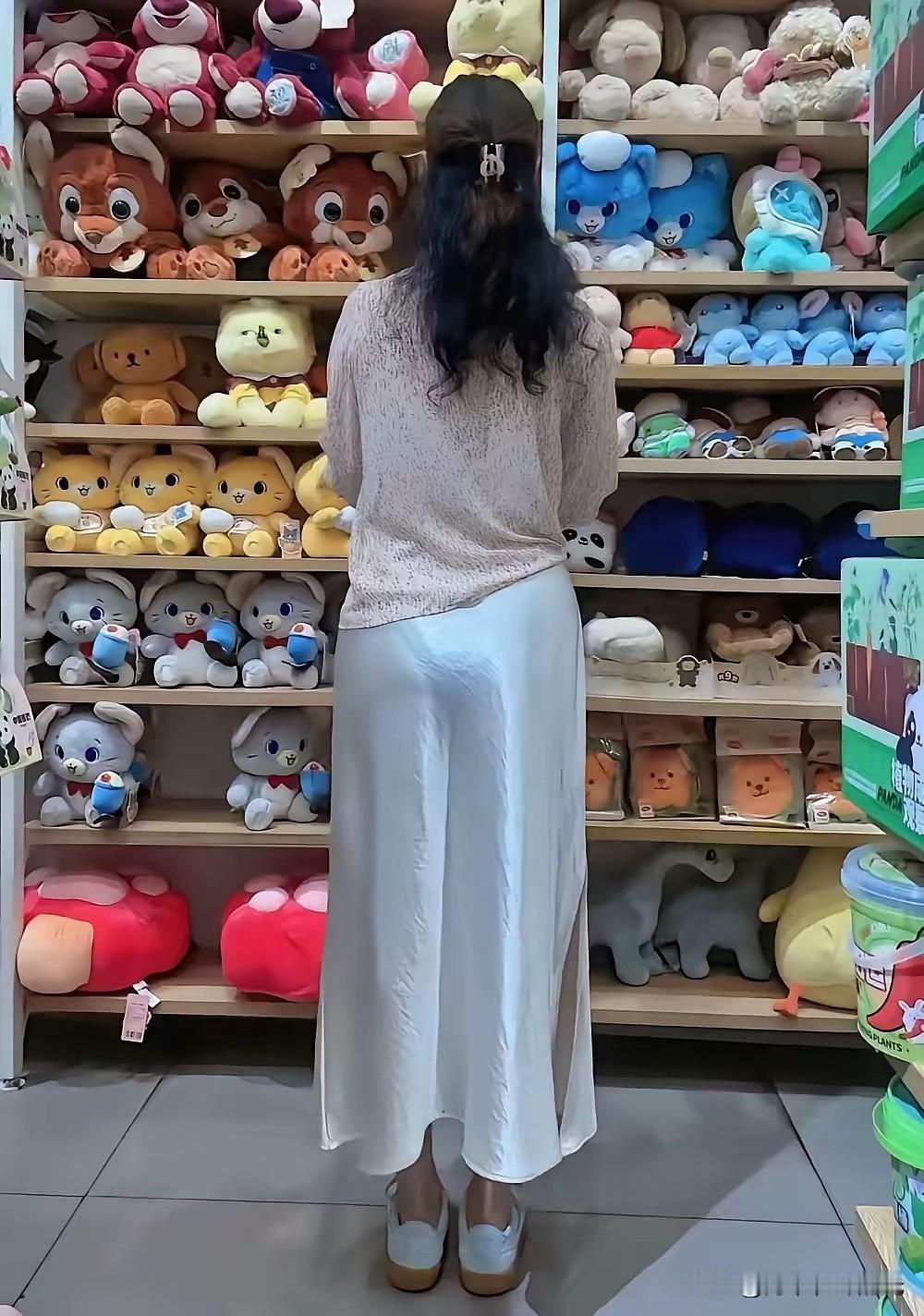 女人怎么穿着打扮会有气质今天的裤子有点紧，是我胖了吗，呜呜不开心