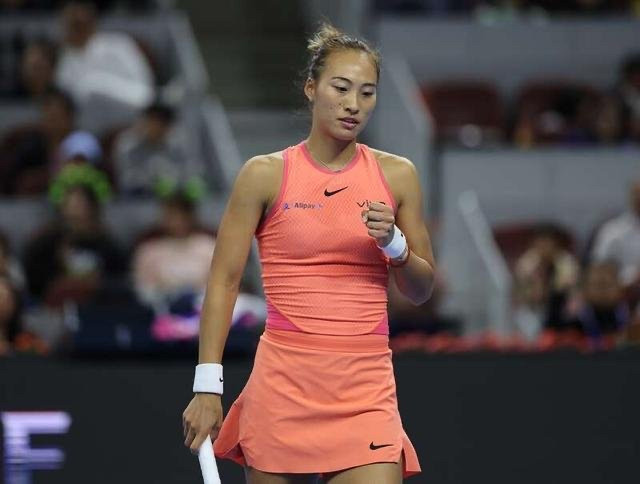 解说阵容都提前到齐了，这一场女单不好惹。10月3号14点半，2026中网女单第2轮，郑钦文对卡林斯卡