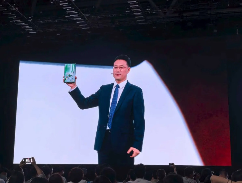 华为终端CEO何刚总上台分享，带来又一款重磅产品，小平板，大手机。何总是我高中校