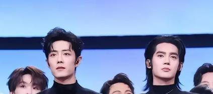 顶流肖战，在后台悄悄教了于适三件事。第一件：他凑近，手指点了点于适的西装领口。