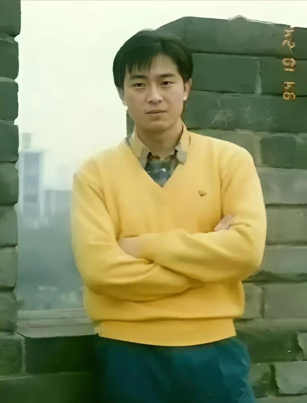 张嘉益说：我17岁上电影学院，老师让我和一个女孩演两口子，让我把女孩从外面抱进来