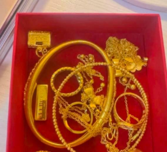 黄金涨到470一克，老奶奶的耳环还是二十年前买的，没卖。她天天戴，洗碗也不摘。