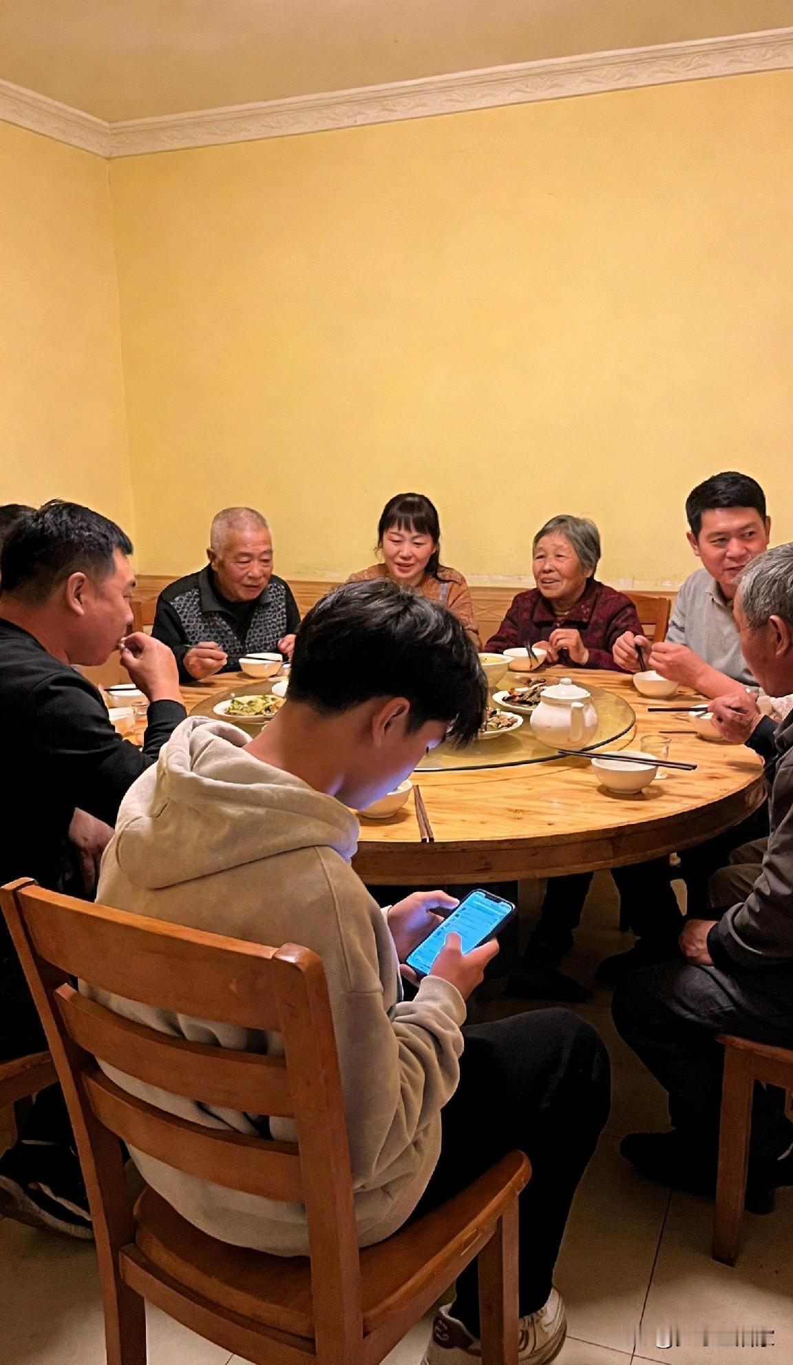 过年回家能看到这样的画面：本科、硕士的晚辈，大多安静地坐着，问一句答一句，更