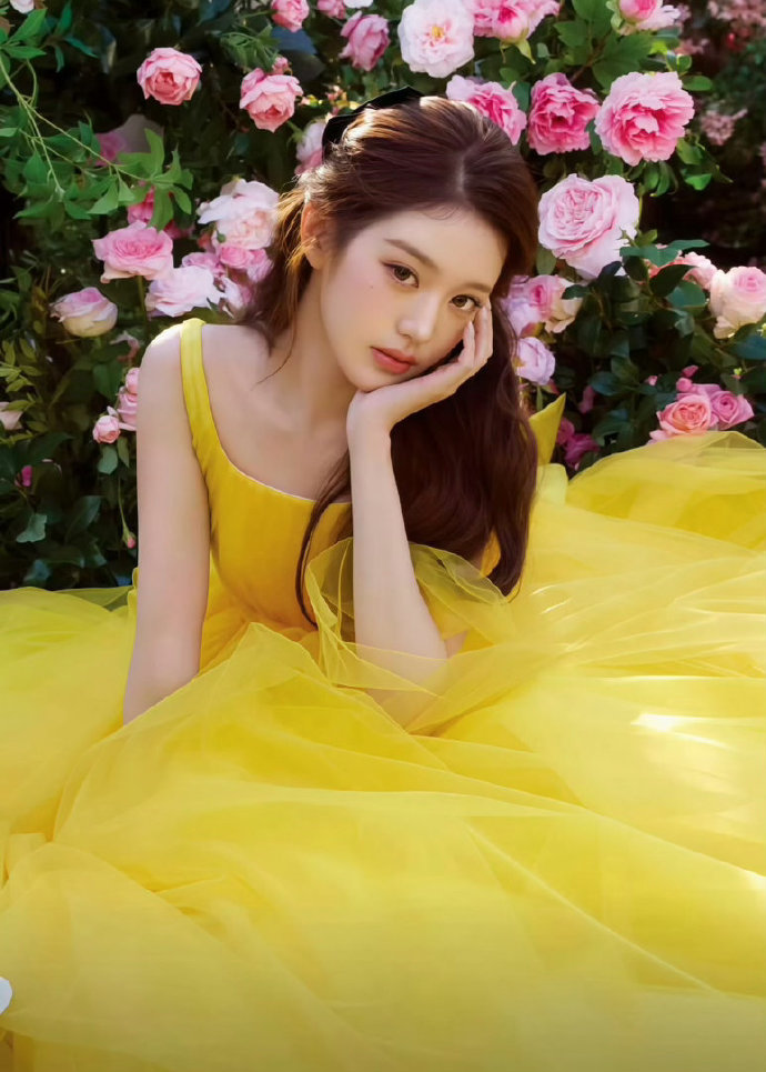 张元英黄裙张元英黄色纱裙张元英黄裙