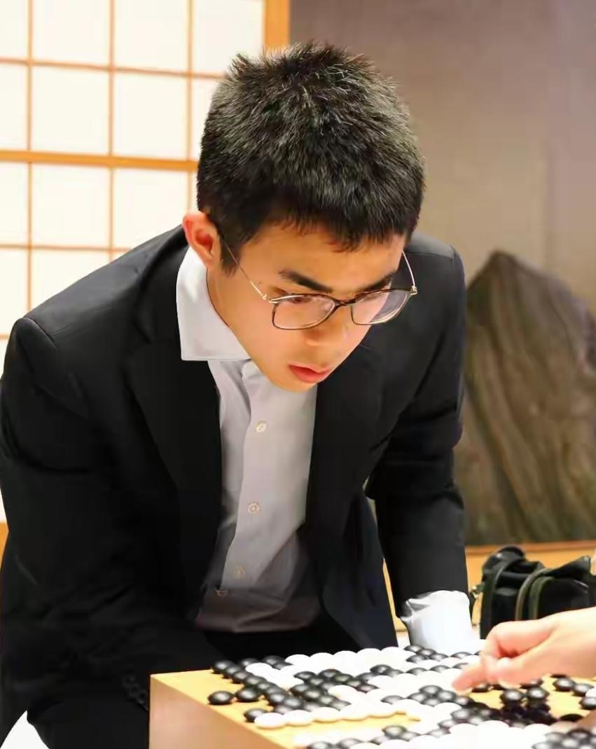 突破~日本新秀福冈航太郎首获七大头衔挑战权日本20岁的新秀福冈航太郎七段在